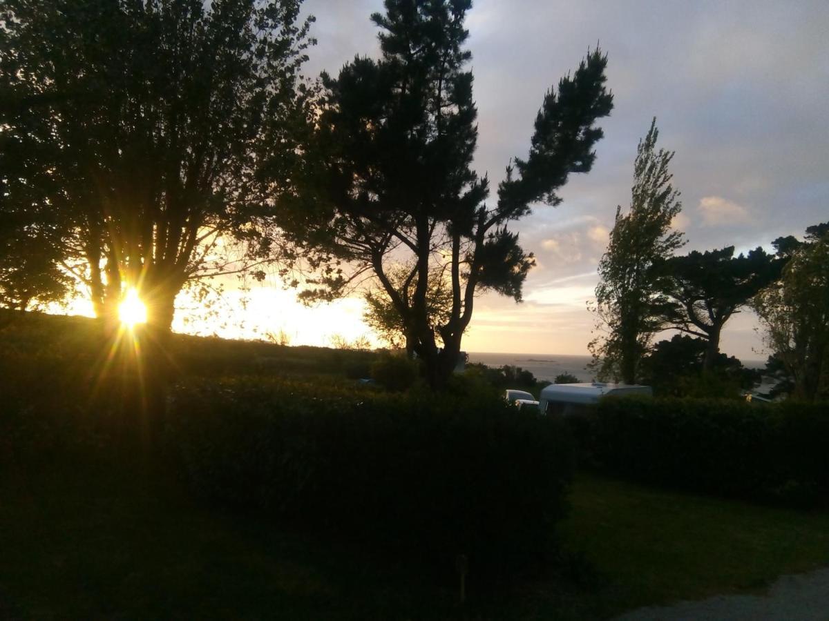 Les Hortensias Grande Tente Familiale Deux Chambres Et Sejour Vue Mer Sur Camping Nature Plestin-les-Grèves エクステリア 写真